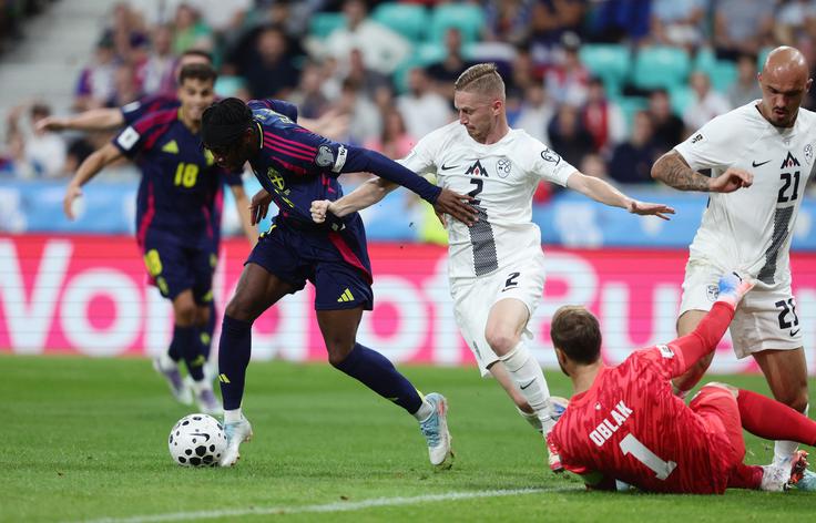 Anthony Elanga je zaslalomiral mimo Vanje Drkušića in Žana Karničnika iz zadel za vodstvo Švedske z 1:0. | Foto: Reuters