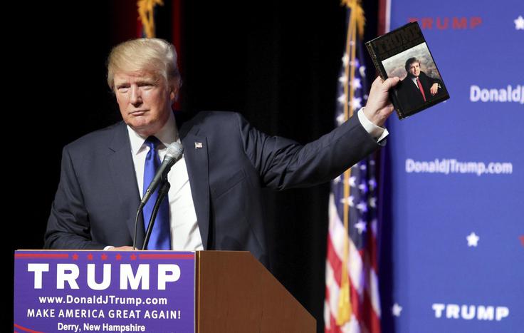 Donald Trump na shodu leta 2015. V roki drži knjigo Umetnost dogovora, ki jo je napisal skupaj z novinarjem Tonyjem Schwartzem. V knjigi Trump opisuje tudi svoje pogajalske taktike in metode. | Foto: Guliverimage