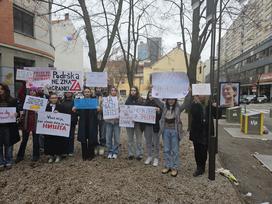 Protesti pred srbsko ambasado v Ljubljani