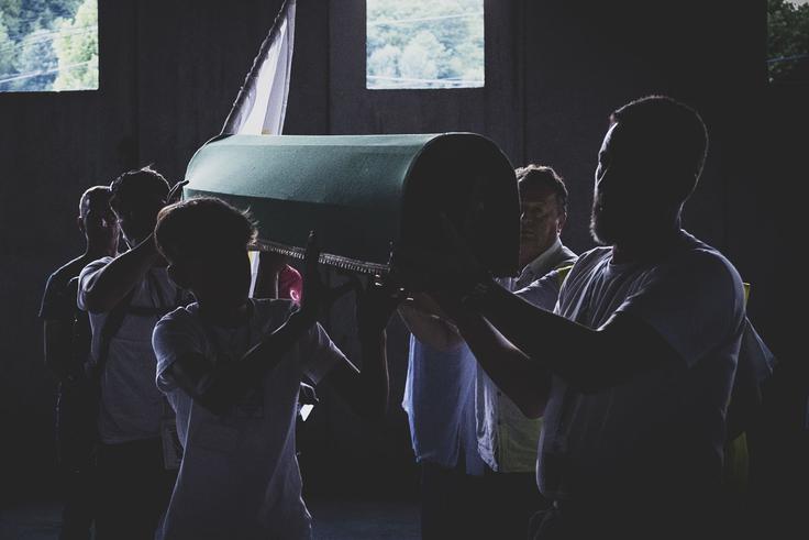Iz temačnih prostorov, kjer so se dogajala grozodejstva, moški nosijo tabate v svetlobo. | Foto: Ana Kovač