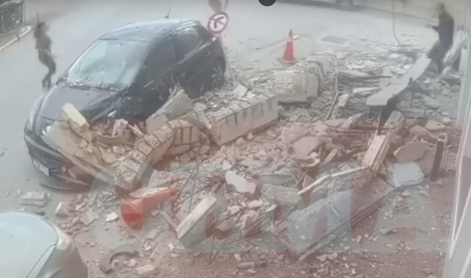 Nadzorna kamera posnela grozljiv prizor: balkon padel na ulico v trenutku, ko ... #video