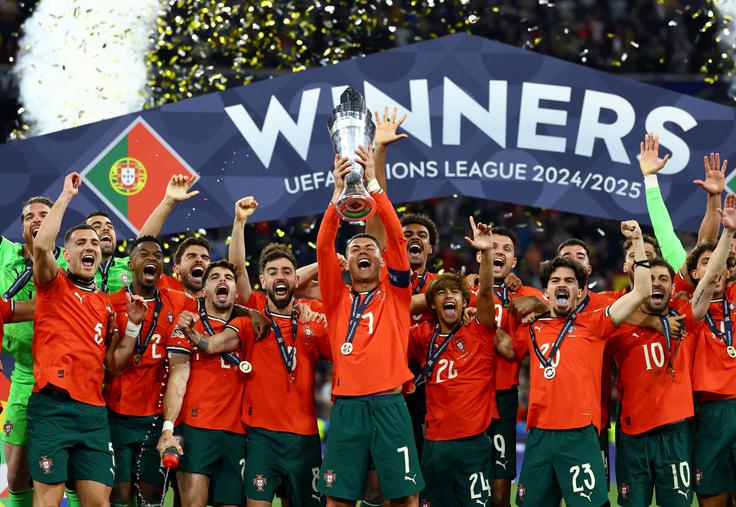 Kapetan Portugalske Cristiano Ronaldo je povzdignil v zrak pokal za zmago v ligi narodov. | Foto: Reuters