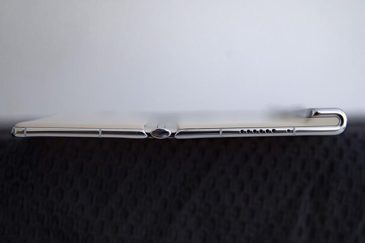 Priporočena redna maloprodajna cena pregibnega telefona Huawei Mate Xs2 je dih jemajočih 1.999 evrov.  | Foto: Ana Kovač