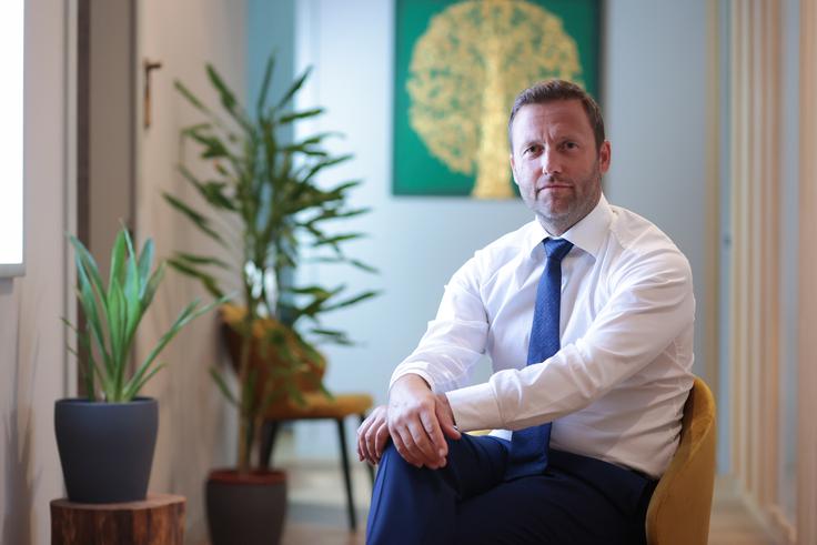 "Ljudem svetujemo, naj pridejo na pregled, še preden dobijo diagnozo. Telo je kot avto – če zanj ne skrbimo, se prej ko slej pokvari," pravi dr. Sebastjan Perko. | Foto: Barbara Reya