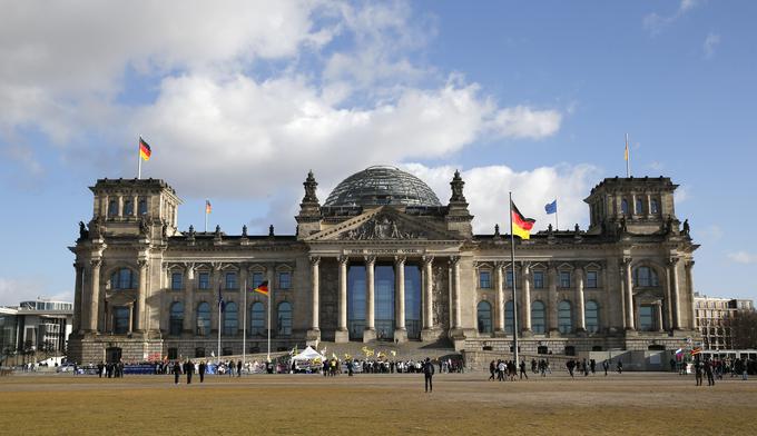 Nemški bundestag je podprl zakon o ostrejših ukrepih za zajezitev virusa. | Foto: Reuters