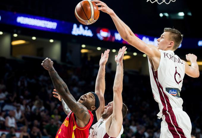 Kristaps Porzingis je s svojimi 221 centimetri za pokrivanje izjemno neugoden igralec. | Foto: Vid Ponikvar