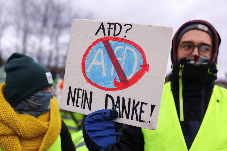 Proti AfD je v soboto na kongresu stranke v Erfurtu v deželi Turingiji po ocenah policije demonstriralo kakih 30.000 ljudi, ki so v mestu med drugim postavili cestne zapore. Protesti so večinoma minili mirno, medtem ko so delegati na kongresu, ki se danes zaključuje, na čelu stranke potrdili dosedanja sopredsedujoča Tina Chrupallo in Alice Weidel. | Foto: Reuters
