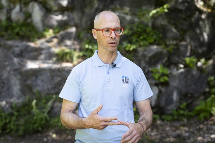 Imejmo v mislih, da so v hribih tudi poti, kjer vode ni. "Zagotovo ne moremo računati na to, da bo voda povsod v hribih, da si bomo lahko napolnili bidon. V koče pa jo pripeljejo iz doline in je zato lahko tudi precej dražja." | Foto: Bojan Puhek