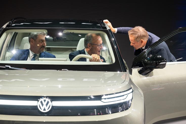 Bavarski ministrski predsednik Markus Söder, kancler Friedrich Merz in Oliver Blume v konceptu ID.cross
 | Foto: Volkswagen