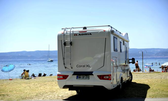 V nekaterih kampih v Dalmaciji se lahko z bivalnikom zbudite neposredno ob morju. | Foto: Gregor Pavšič