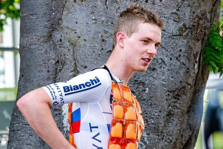Po cilju v Kranjski Gori si je hitro hladil telo, ker je bilo v sobotni etapi izjemno vroče. | Foto: Aleš Fevžer