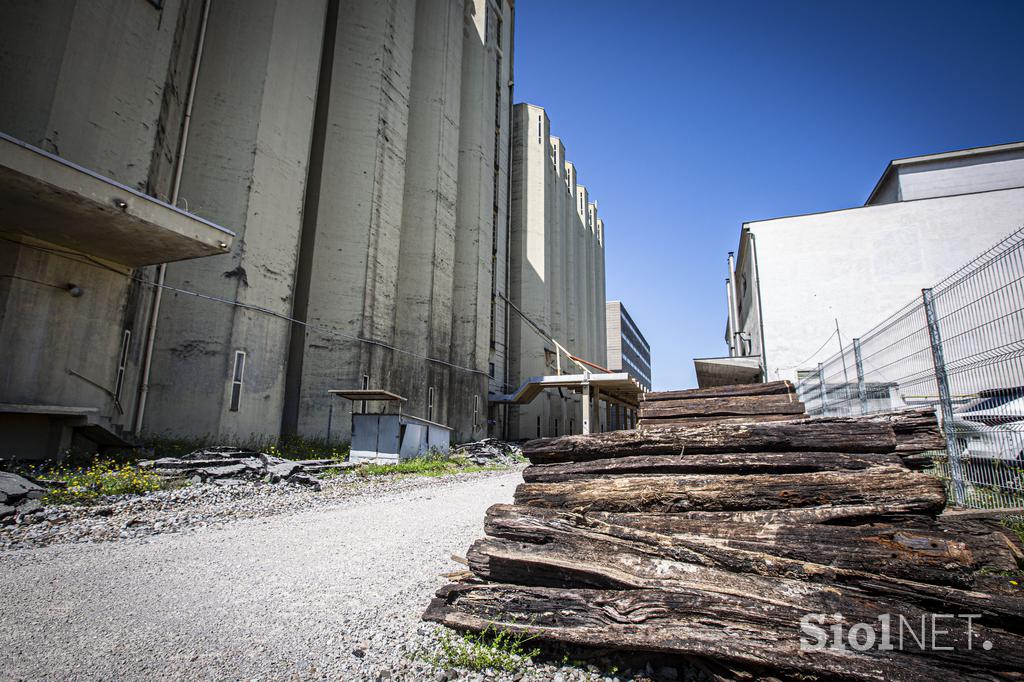 Žito silosi v ljubljanskem BTCju. silos žito