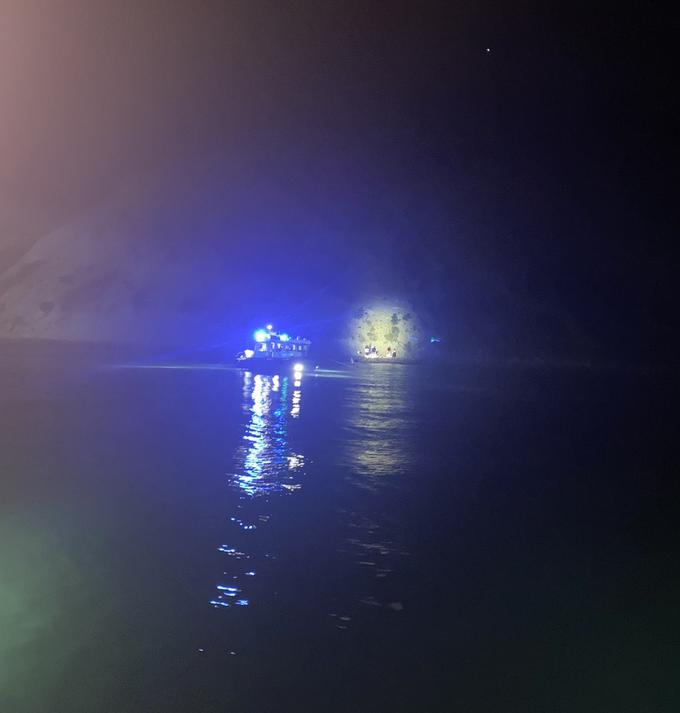 Ob prihodu na območje Mesečevega zaliva v Strunjanu sta patrulji s policijskima ploviloma začeli temeljit pregled terena s pomočjo svetlobnih naprav na plovilu.  | Foto: PU Koper