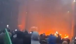Razjarjena množica na ulice: mladoletna Romuna osumljena posilstva najstnice #video