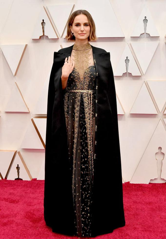 Natalie Portman je nosila ogrinjalo z izvezenimi napisi prezrtih režiserk. | Foto: Getty Images