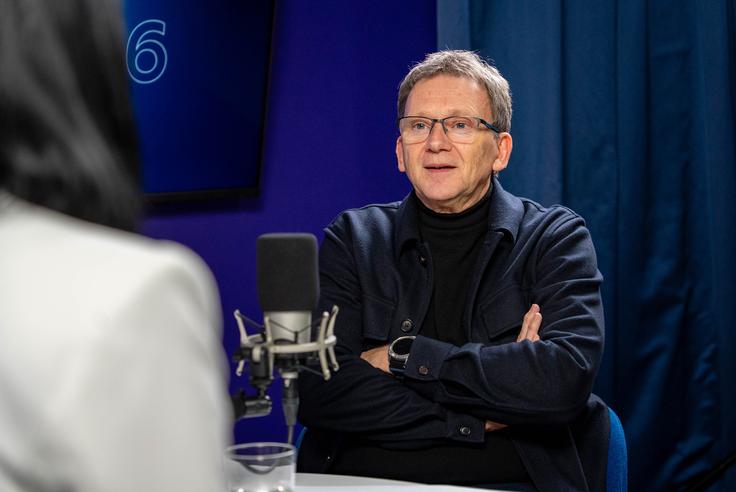 Dr. Samo Uhan opozarja na negotovost mandatnih projekcij in zahtevno povolilno sestavljanje vlade. | Foto: Luka Petrič
