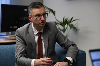 Marjan Šarec ostro nad NSi, ki "na pomoč kliče ata Manfreda". Odzval se je tudi Prebilič.