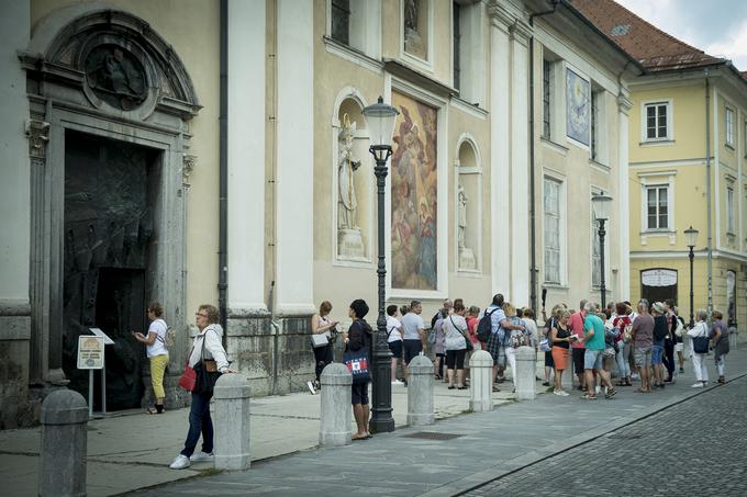 Za primerjavo: takole živahno je bilo pred glavno ljubljansko cerkvijo v istem obdobju lani. | Foto: Ana Kovač