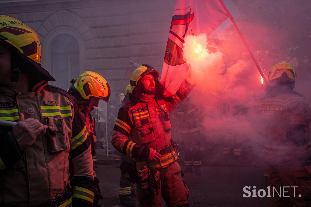 Protestni shod poklicnih gasilcev pred poslopjem vlade. gasilci