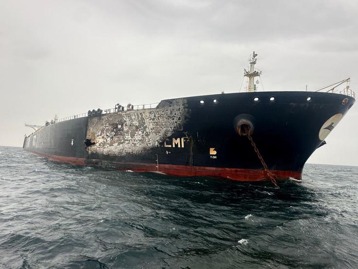 Posledice napada z brezpilotnim letalnikom na kuvajtski tanker z nafto. | Foto: Reuters