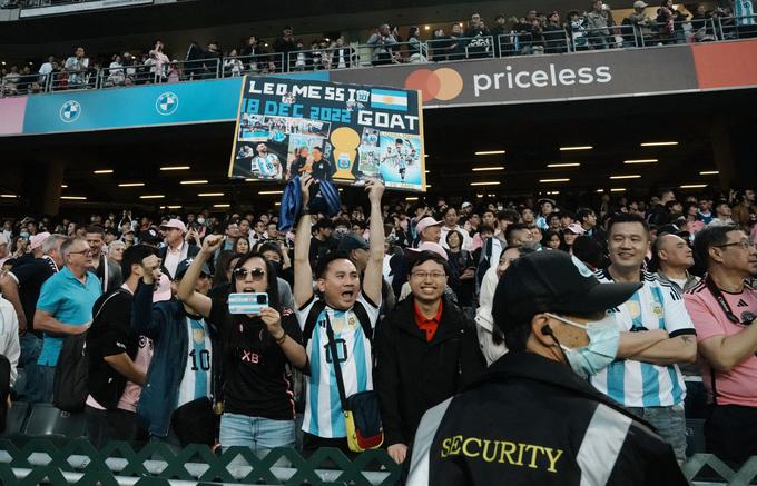 Težko so čakali, da bi videli Messija igrati v živo. | Foto: Reuters