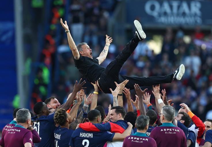  Luis Enrique je tako v soboto proslavljal naslov francoskega prvaka. | Foto: Reuters