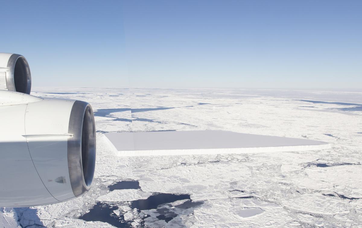 Nasa, Ledena gora, ledene gore, Antarktika | Ledena gora v celoti. Opazno je, da je fotografija sestavljena iz dveh panoramskih posnetkov, ki sta nastala ob preletu ledenih plošč. | Foto NASA