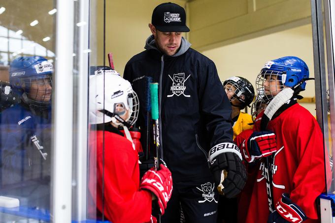 Na Bledu svoje hokejsko znanje predaja mladini. | Foto: Grega Valančič/Sportida