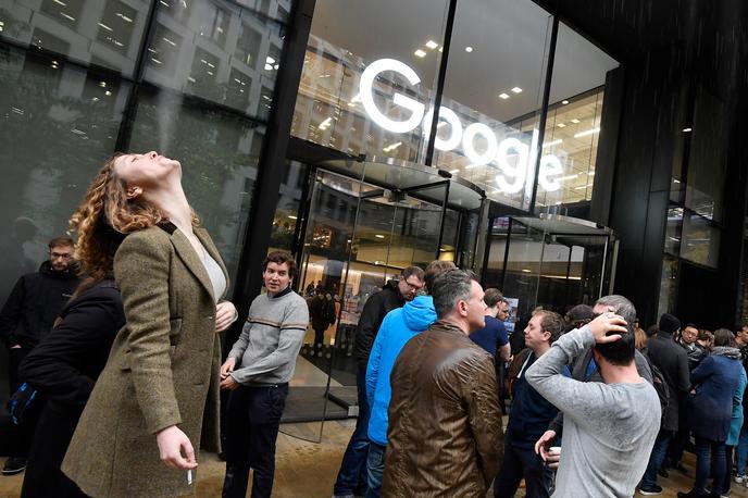Protest pri Googlu | Iz prostorov Googla v Dublinu je protestno odkorakalo več sto zaposlenih. | Foto Reuters