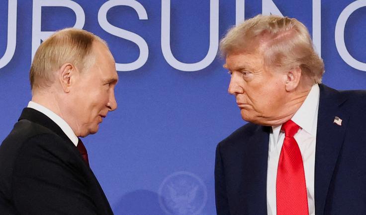 "Največji cinizem je, da se ti brutalni napadi dogajajo v času, ko si predsednik Trump na vse pretege prizadeva za dosego miru," je dodal ukrajinski zunanji minister Andrij Sibiha in Putina obtožil, da "zavrača diplomacijo in stopnjuje teror". | Foto: Reuters