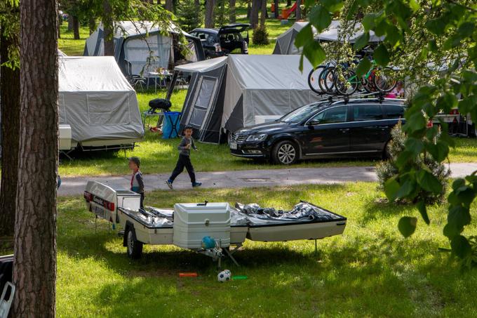 Vse več je povpraševanja po šotorskih prikolicah, ki prinašajo olajšano mobilnost in hitro postavitev tudi v težje dostopnih kampih. | Foto: Freedom Center