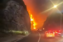 Pri Omišu divja ogromen požar: zaprli jadransko magistralo, ljudi evakuirajo #video