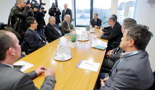 Štrukelj enači Cerarjevo vlado z Janševo, premier si želi dialog (video)