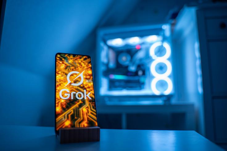 V zadnjih tednih se je na družbeno omrežje X vsul val kritik in pritiskov, potem ko je Grokova funkcija Spicy Mode (pikantni način) uporabnikom omogočila ustvarjanje pornografskih in nasilnih globokih ponaredkov podob žensk in otrok. | Foto: Guliverimage