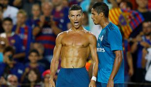 Ronaldo utišal Camp Nou in pokazal mišice, Barcelona v težavah