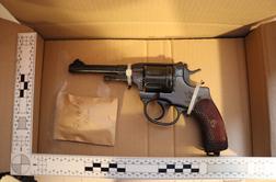 Nove podrobnosti: 55-letnico je ustrelil z revolverjem