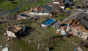 Tornado hiše pometal s temeljev in terjal smrtno žrtev #video #foto