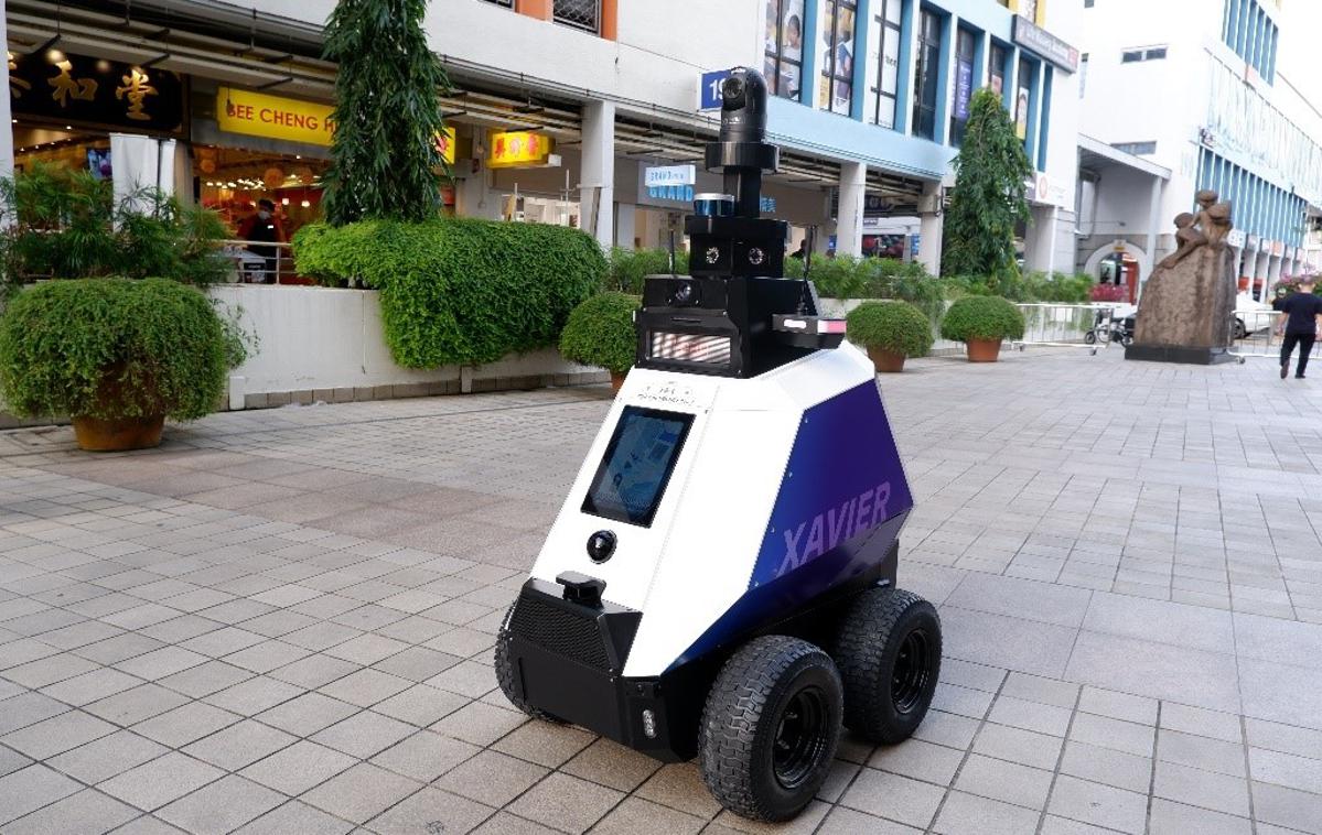 Robor Xavier | Robot Xavier v akciji na ulicah Singapurja | Foto Home Team Science and Technology Agency Singapur