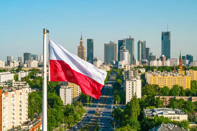 Varšava, Poljska, zastava | Volišča na Poljskem bodo danes odprta od 7. do 21. ure. Analitiki pričakujejo visoko volilno udeležbo. | Foto Shutterstock