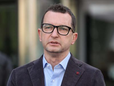 Milosavljević zavrnil možnost vplivanja vlade na izbris profila vplivneža na družbenem omrežju