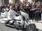 papež Leon XIV., motorno kolo BMW