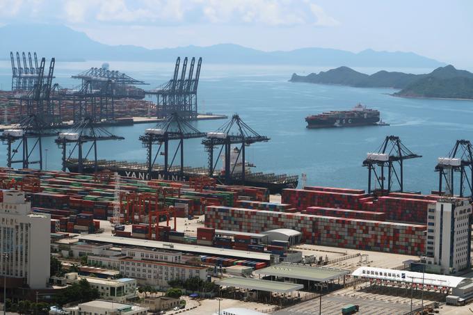 Kitajska je v zadnjih desetletjih postala nekakšna tovarna sveta. Pred izbruhom pandemije je tako v Evropo iz Kitajske vsak dan prišlo blago v vrednosti milijarde evrov. Kitajski zajezitveni ukrepi so v začetku lanskega leta začasno pretrgali trgovinske tokove in dobavne verige, saj številne ladje iz kitajskih pristanišč niso mogle odplute proti EU. | Foto: Reuters