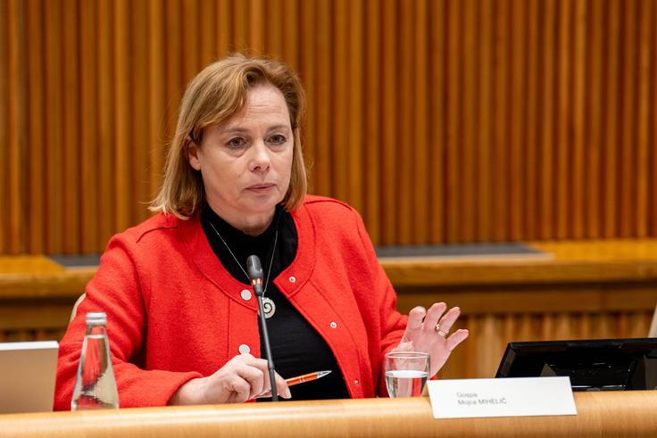 Predsednica združenja ravnateljev Mojca Mihelič opozarja, da se splošno znanje učencev slabša že dalj časa. Po njenem mnenju bi bilo treba ta trend vsaj ustaviti, saj bi odlašanje s spremembami lahko vrzel le še poglobilo. | Foto: Benjamin Beci/Facebook Državni svet