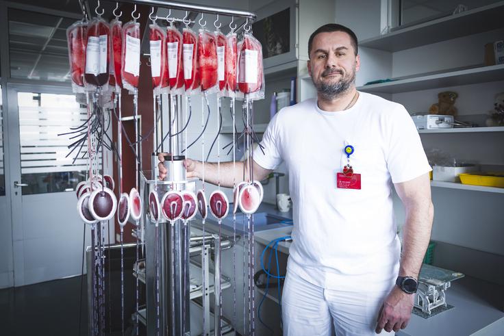 "Trenutno smo samozadostni. Izziv pa predstavlja staranje prebivalstva," je izpostavil Marić. Več ljudi potrebuje kri, manj pa jih daruje.  | Foto: Ana Kovač