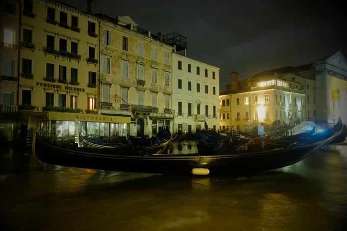 V Benetkah so valovi iz privezov pometali tudi številne gondole. | Foto: Reuters