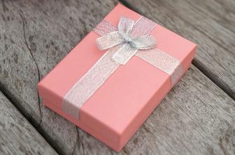 Vodič za darila skozi leto: priložnosti, ideje in varne izbire