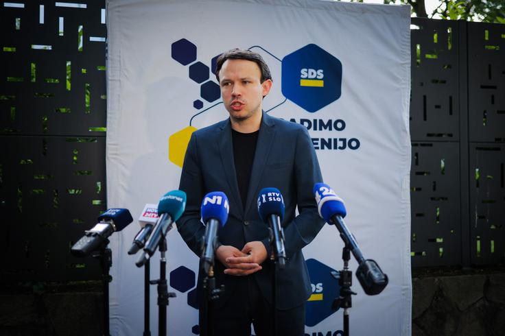 Poslanca Andreja Hoivika so iz državnega zbora odpeljali z reševalnim vozilom. | Foto: STA