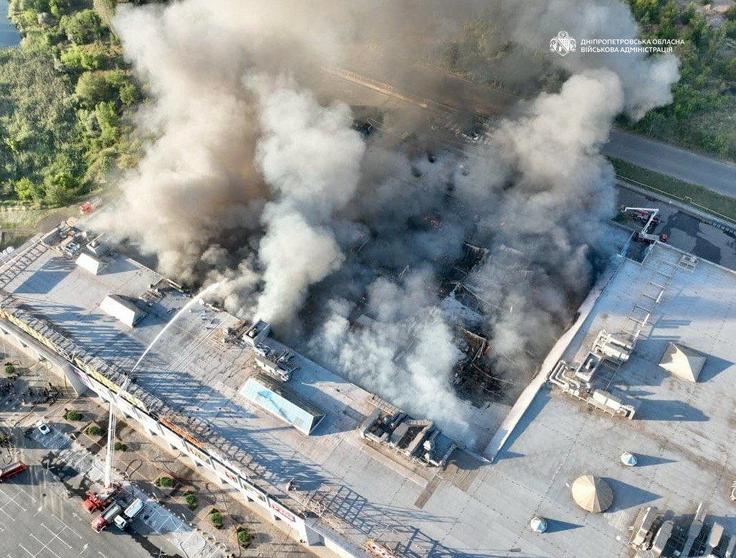 Novo obstreljevanje sledi nizu ruskih napadov v petek, v katerih je bilo ubitih skupno najmanj 20 ljudi, od tega 16 v napadu z dronom na nakupovalno središče v Krivem Rogu, rojstnem kraju ukrajinskega predsednika Volodimirja Zelenskega. | Foto: Reuters