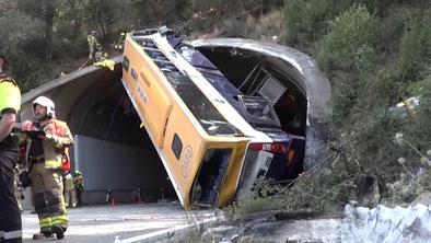 Dramatična nesreča avtobusa: pred predorom ga je zavrtelo #video