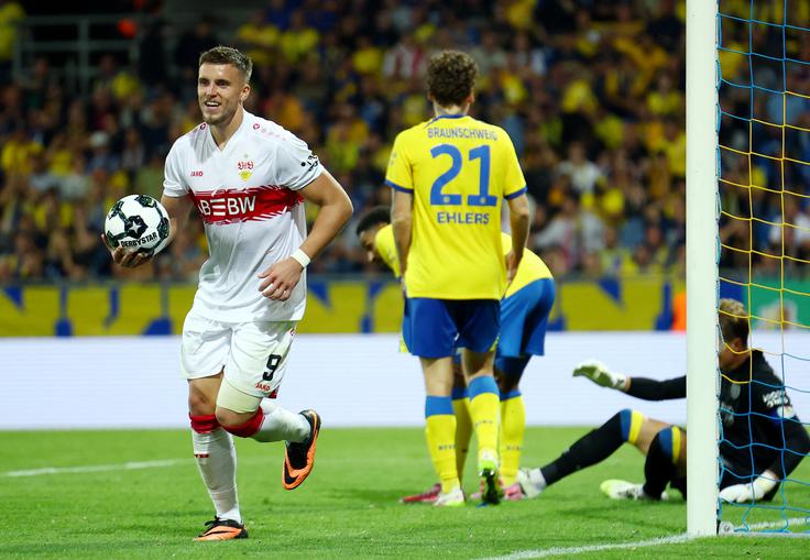 Za Stuttgart je v Braunschweigu zadel v polno tudi Ermedin Demirović. | Foto: Reuters